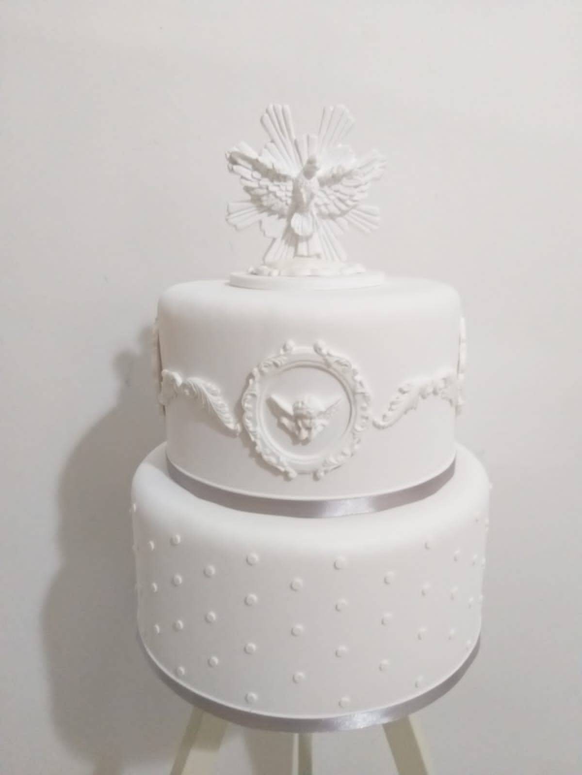 Bolo Fake Batizado Branco com detalhe Prata