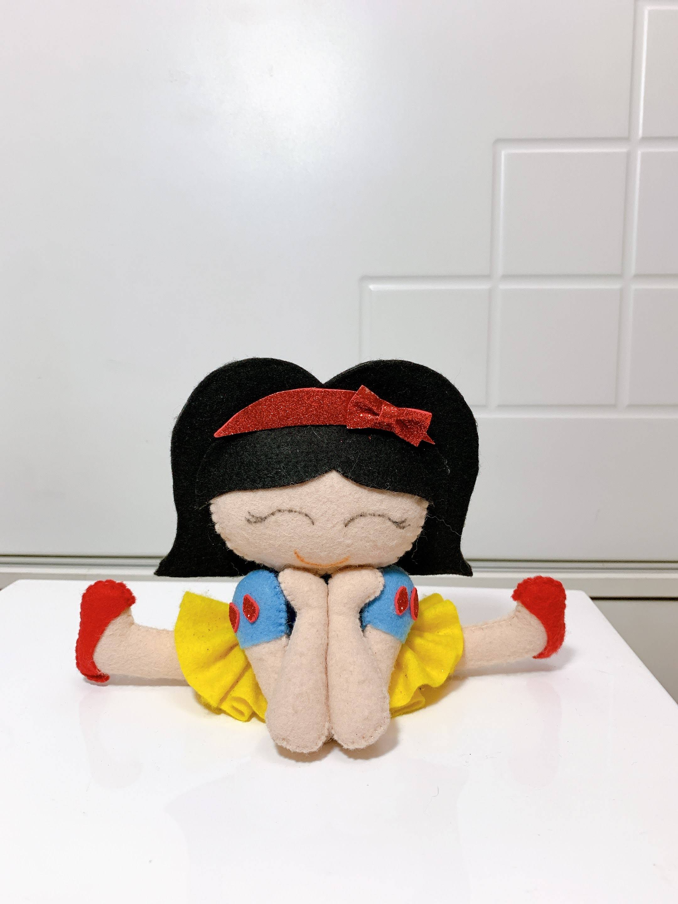 Boneca Branca de Neve Sentada
