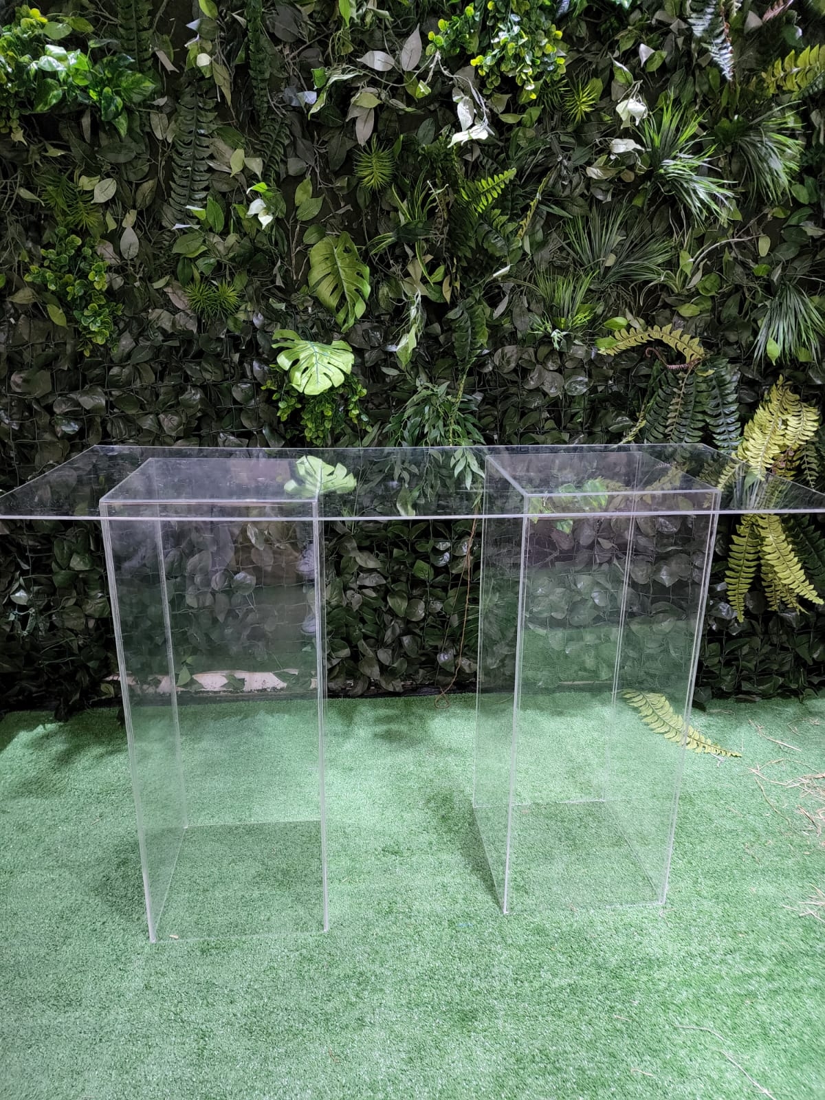 Mesa de acrílico retangular com 2 cubos 