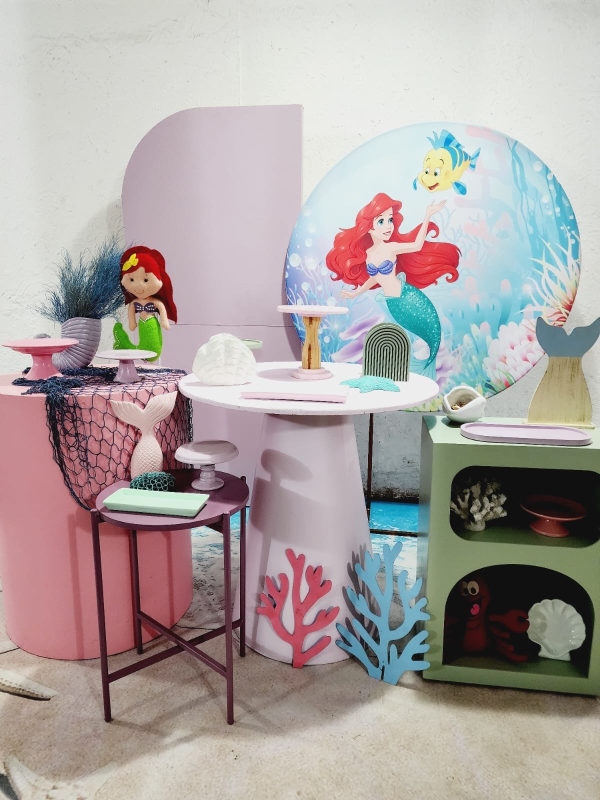 Pequena Sereia com painel artesanal 